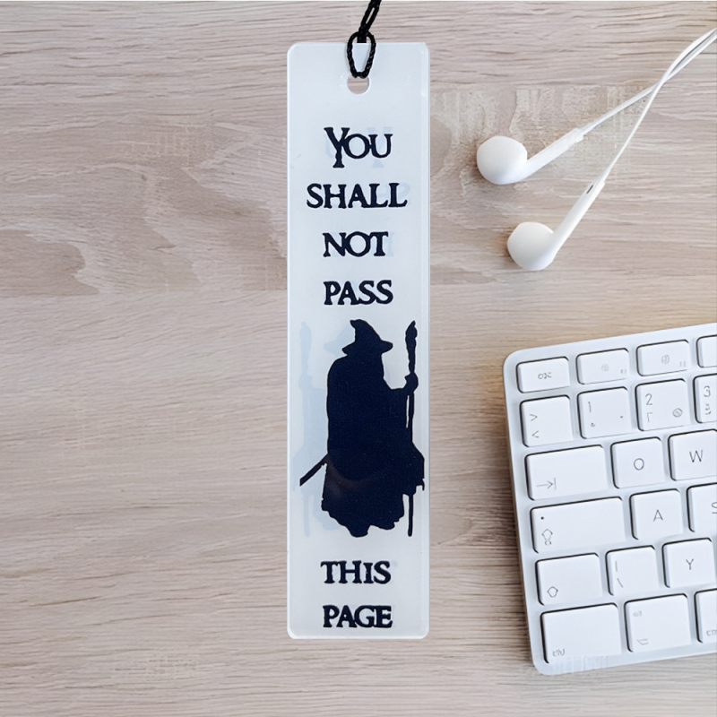 Dvipusis atspausdintas akrilinis skirtukas „Šio puslapio nepraleisite“ su kutais