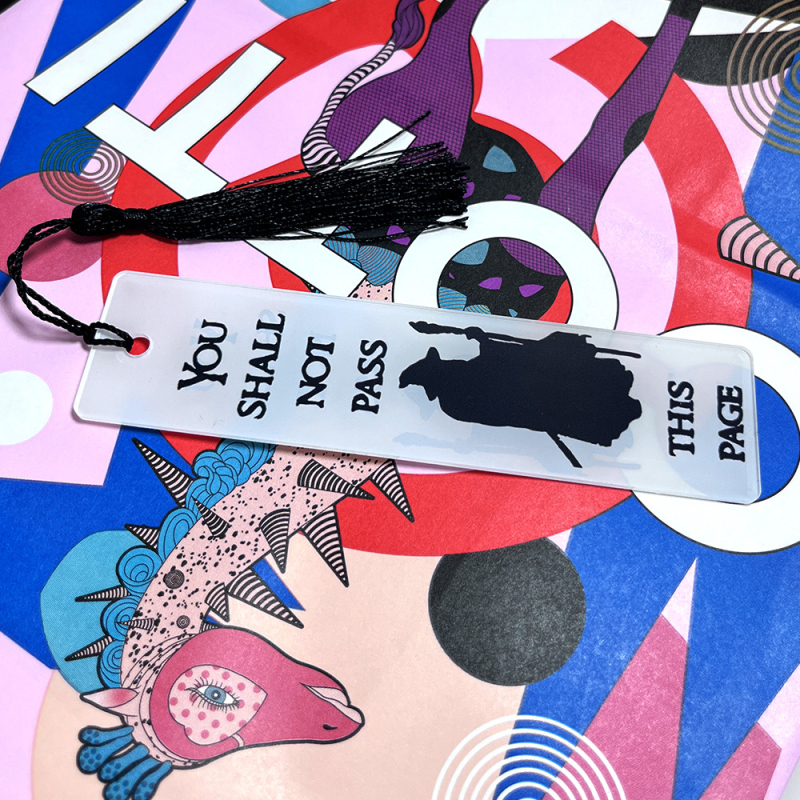 Dvipusis atspausdintas akrilinis skirtukas „Šio puslapio nepraleisite“ su kutais