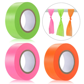 Gamykloje pritaikyta PVC vėliavos juosta be klijų, fluorescencinė juostelė, medis, žyminti lauko identifikavimo juostą