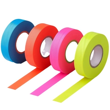 Gamykloje pritaikyta PVC vėliavos juosta be klijų, fluorescencinė juostelė, medis, žyminti lauko identifikavimo juostą