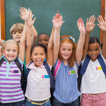 Piiriülene kuummüügis olev pliiatsi nimi, kaubamärgi silt, värviline kooli pliiatsi nimi, kaubamärgi kleebis, klassiruumi teadetetahvli silt