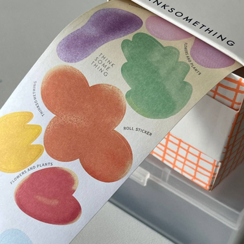 Maža raudona knygelė, paprasti spalvoti lipdukai, ištraukiami lipdukai, stiliaus užrašai, mokiniai turi lipnius, nuplėšiamus N formos lipdukus