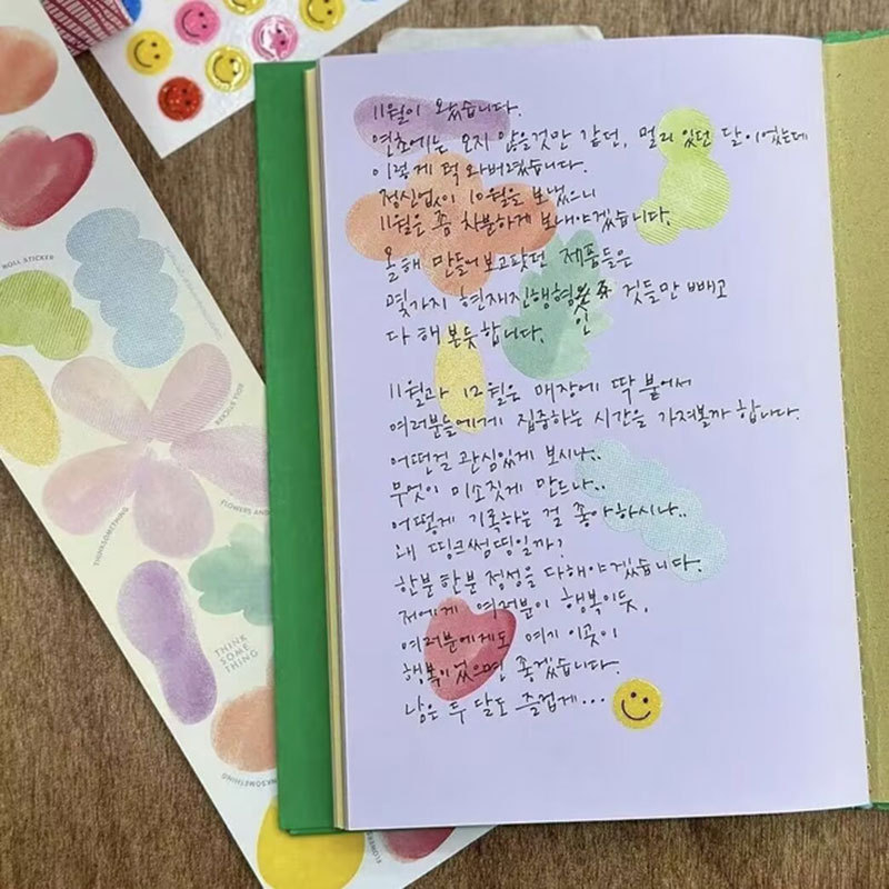 Maža raudona knygelė, paprasti spalvoti lipdukai, ištraukiami lipdukai, stiliaus užrašai, mokiniai turi lipnius, nuplėšiamus N formos lipdukus