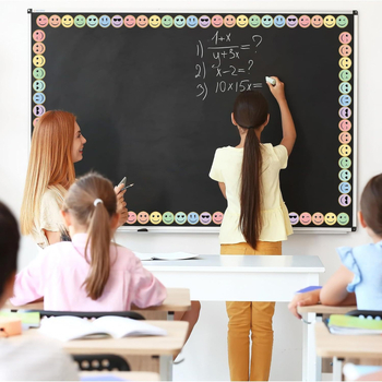 Boldog arcú hirdetőtábla szegély színes mosoly hirdetőtábla dekoratív szegély iskolai tantermi tábla dekorációhoz