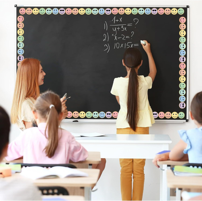 Boldog arcú hirdetőtábla szegély színes mosoly hirdetőtábla dekoratív szegély iskolai tantermi tábla dekorációhoz