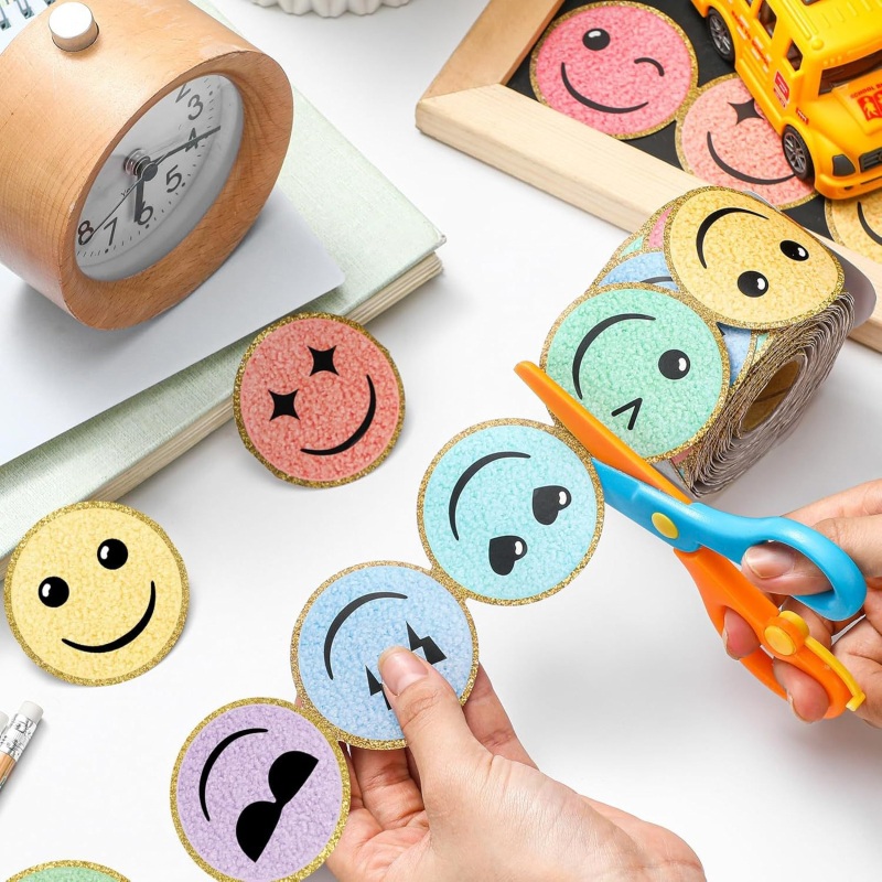 Boldog arcú hirdetőtábla szegély színes mosoly hirdetőtábla dekoratív szegély iskolai tantermi tábla dekorációhoz