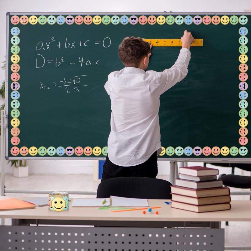Boldog arcú hirdetőtábla szegély színes mosoly hirdetőtábla dekoratív szegély iskolai tantermi tábla dekorációhoz