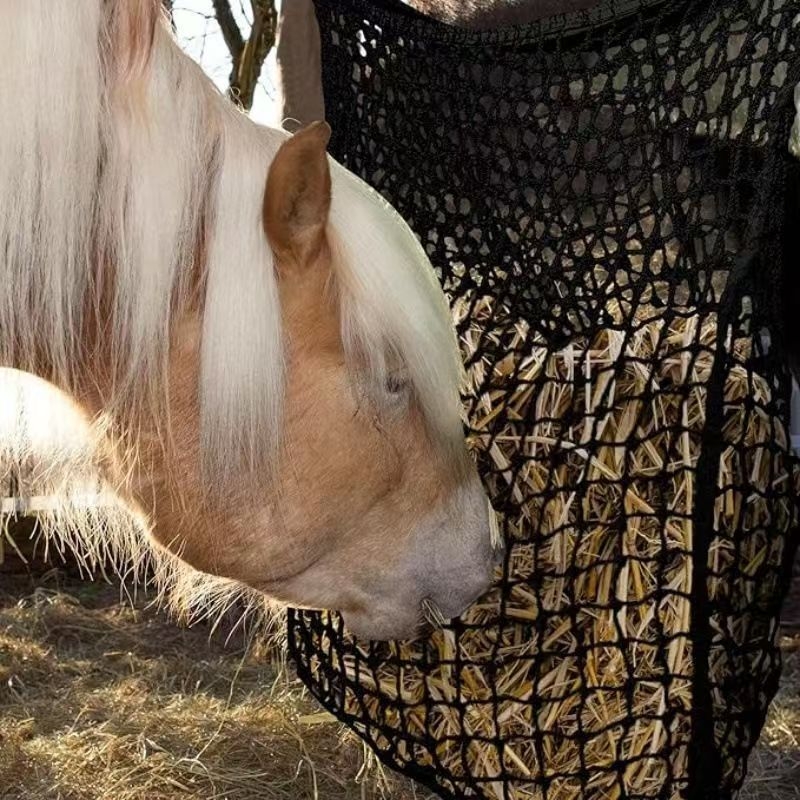 Határokon átnyúló állattenyésztési termékek takarmányhálója, függő lószéna-etetőzsák, szarvasmarha- és lótakarmány-hordozható hálózsák