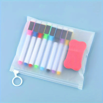 8 spalvotų maišeliuose esančių baltos lentos rašiklių su magnetine juostele, teptuku, spalvotų juodų žymeklių rinkinys, vandens pagrindu ištrinamas baltos lentos rašiklis