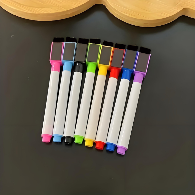 8 spalvotų maišeliuose esančių baltos lentos rašiklių su magnetine juostele, teptuku, spalvotų juodų žymeklių rinkinys, vandens pagrindu ištrinamas baltos lentos rašiklis