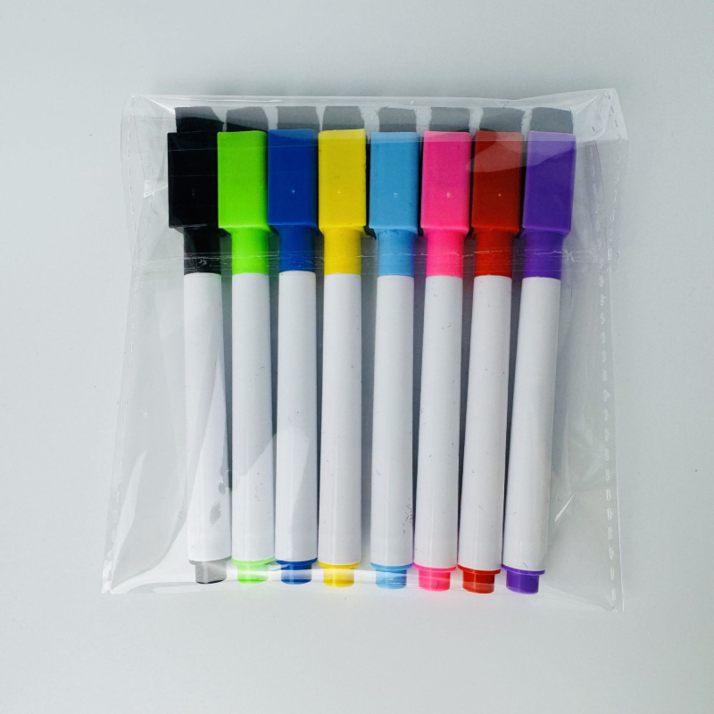 8 spalvotų maišeliuose esančių baltos lentos rašiklių su magnetine juostele, teptuku, spalvotų juodų žymeklių rinkinys, vandens pagrindu ištrinamas baltos lentos rašiklis
