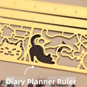 Mazās sarkanās grāmatiņas tā paša japāņu kaķa veidnes rokasgrāmata. Daudzfunkcionāls lineāls ar kaķēna rakstu un pievilcīgs izskats kā dāvana.