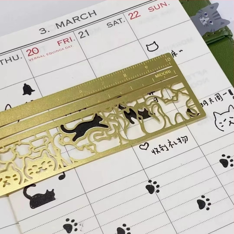 Наръчник с шаблони за японски котки от Little Red Book - многофункционална линийка с модел на котенце и добър външен вид като подарък