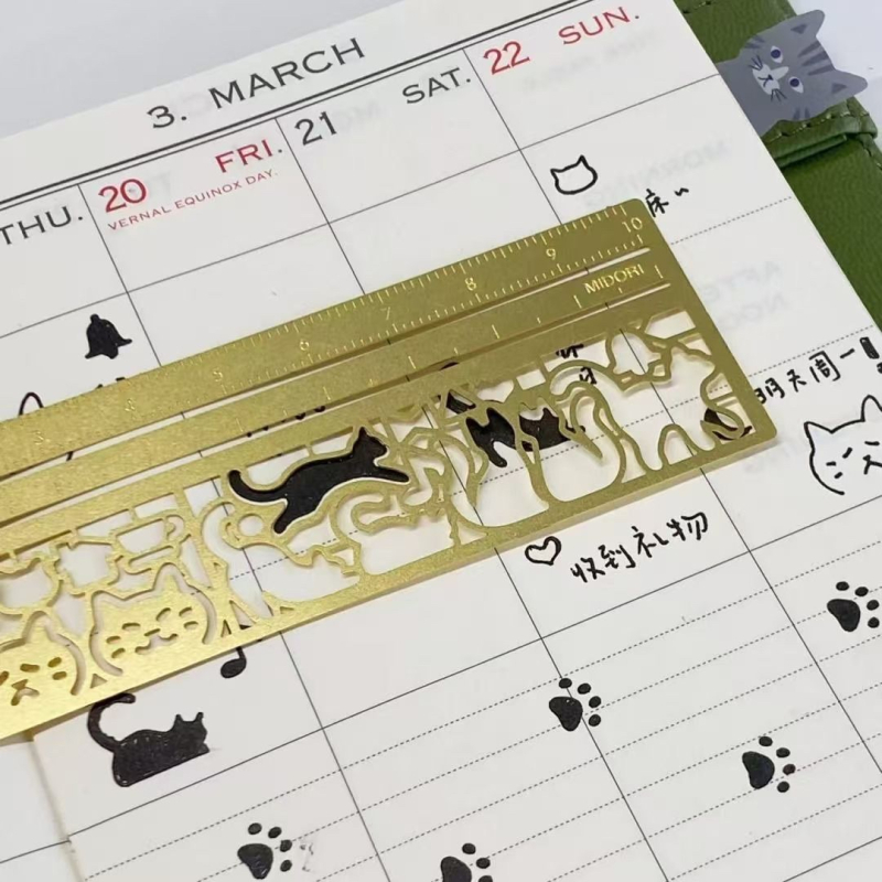 Mazās sarkanās grāmatiņas tā paša japāņu kaķa veidnes rokasgrāmata. Daudzfunkcionāls lineāls ar kaķēna rakstu un pievilcīgs izskats kā dāvana.