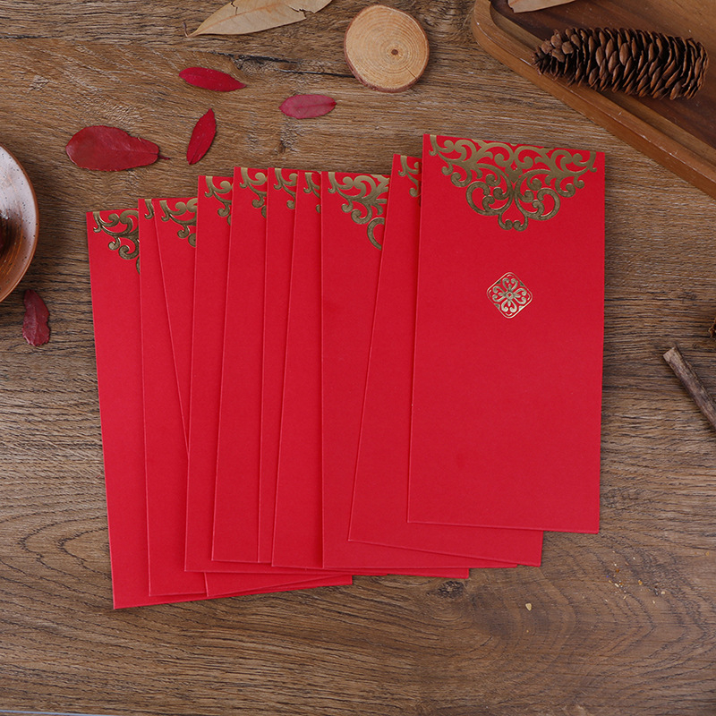 Nauji, specialiai vestuvėms skirti raudoni vokai vestuvių pokylių dovanoms ir premijoms, modifikuoti su auksiniu antspaudu