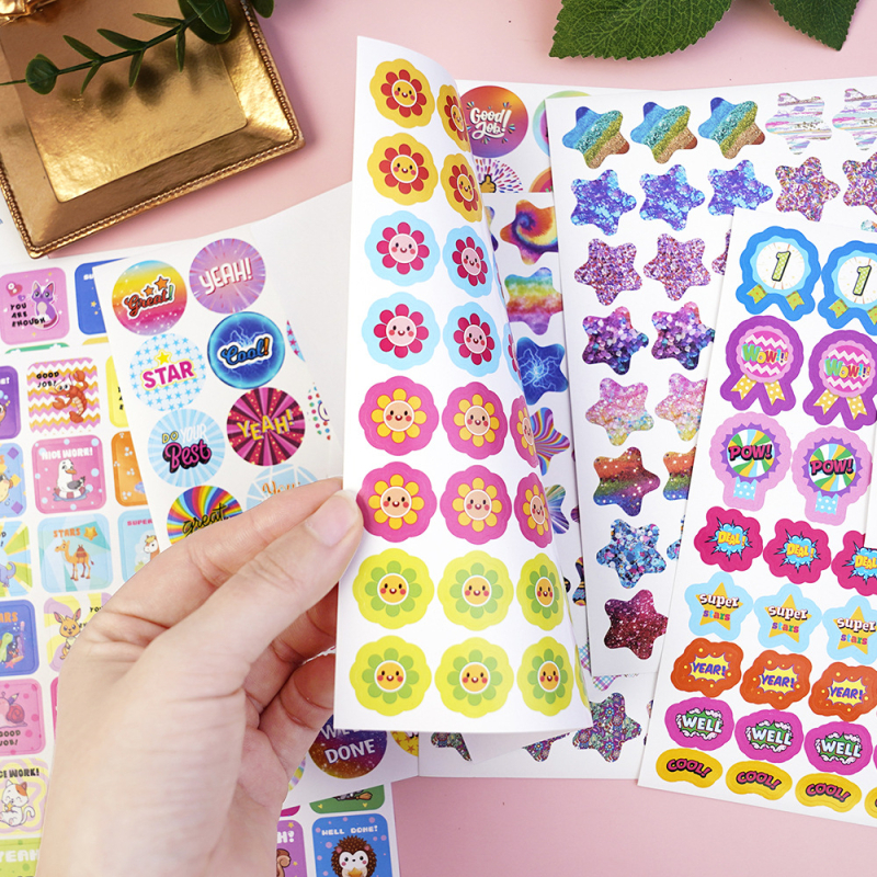 Piiriülesed ergutuskleebised 844 preemiakleebist. Ergutavad koomiksikleebised inglise keele ja laste õpetajatele.