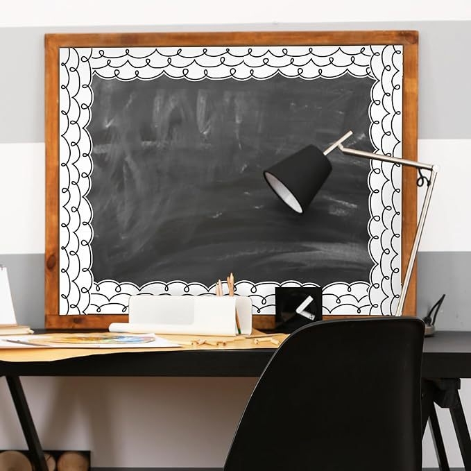 Határon átnyúló folttáblás hirdetőtábla szegélymatrica, fekete vonalas táblára való dekoratív matrica, tantermi tábla, iskolakezdési szezon matrica