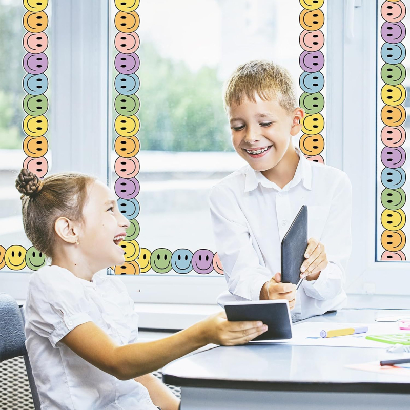 Bohém vidám arc hirdetőtábla szegély pasztell mosoly arc kivágott szegély tekercs tantermi tábla iskolai matricák