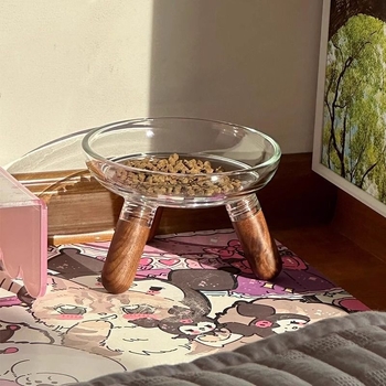 Sama stiiliga kassi- ja koerakaussi ei ole lihtne ümber lükata, tõstetud riiul kaitseb kaelalülisid, suure kaliibriga koerakausi joogiklamber