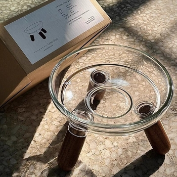 Sama stiiliga kassi- ja koerakaussi ei ole lihtne ümber lükata, tõstetud riiul kaitseb kaelalülisid, suure kaliibriga koerakausi joogiklamber