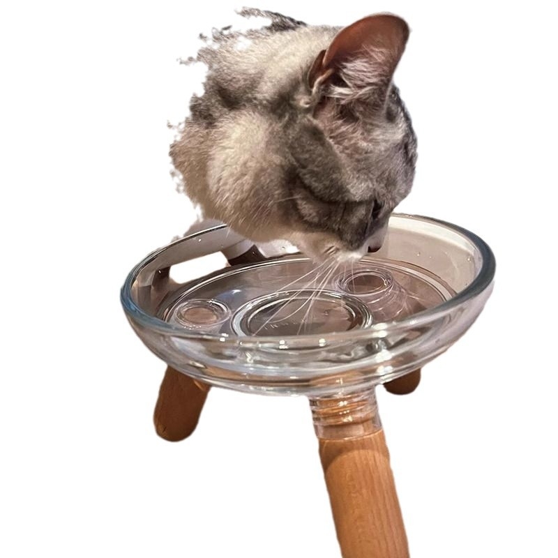 Sama stiiliga kassi- ja koerakaussi ei ole lihtne ümber lükata, tõstetud riiul kaitseb kaelalülisid, suure kaliibriga koerakausi joogiklamber