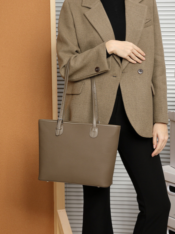 Suure mahutavusega naiste ehtsast nahast õlakott 2025. aasta kevad- ja suvekollektsioonist, uus tipptasemel niši õlakott, moodne mitmekülgne ämbrikott