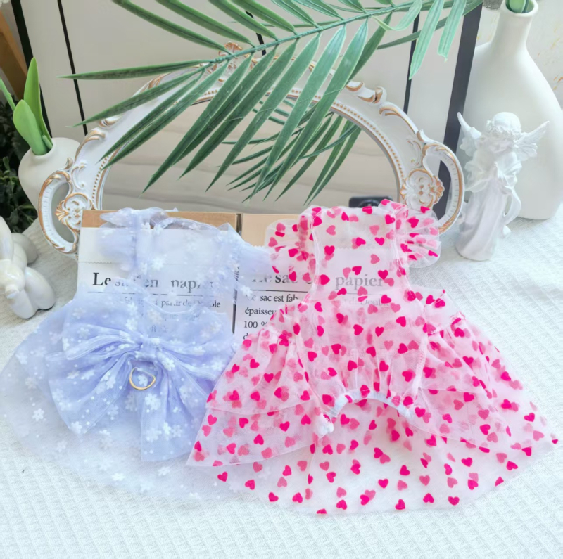 Kutyáknak és macskáknak tavaszi és nyári új szív alakú hálós repülő ujjú hercegnői ruha vékony napvédő ruhák kis mackó