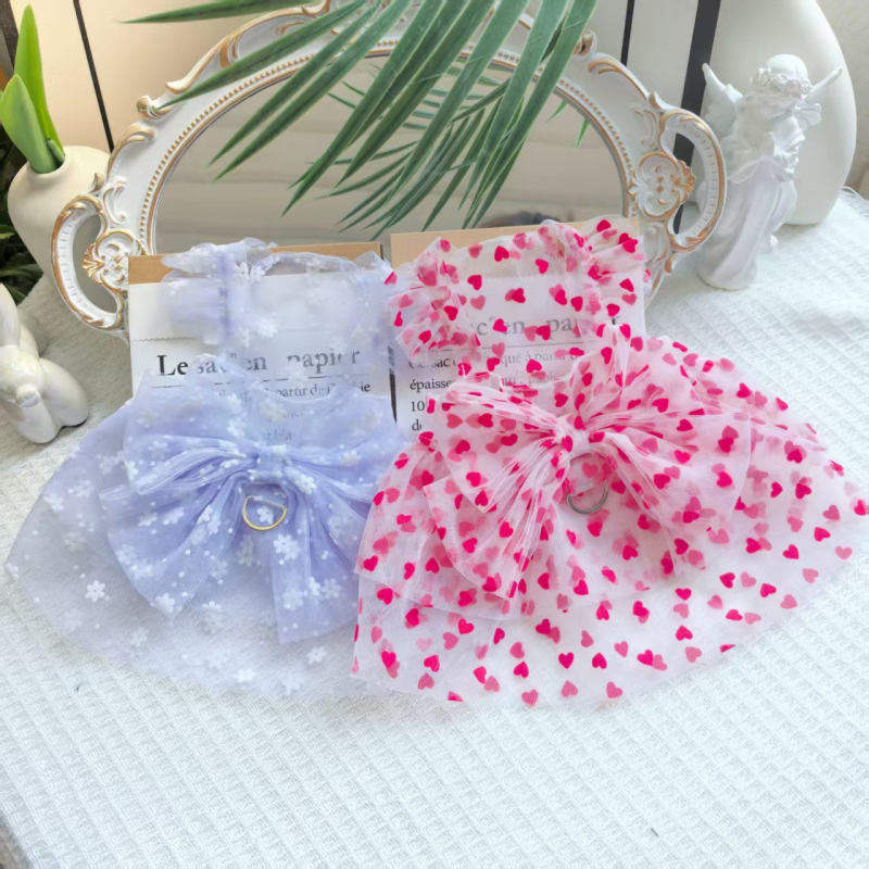 Kutyáknak és macskáknak tavaszi és nyári új szív alakú hálós repülő ujjú hercegnői ruha vékony napvédő ruhák kis mackó