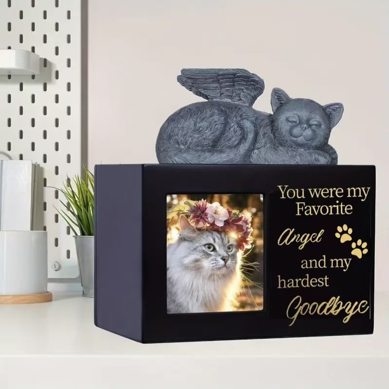 Pārrobežu tirgū pieprasīta koka mājdzīvnieku urna ar teksta rakstu, ko var izmantot kā urnu ar foto rāmi + eņģeļsunīti vai