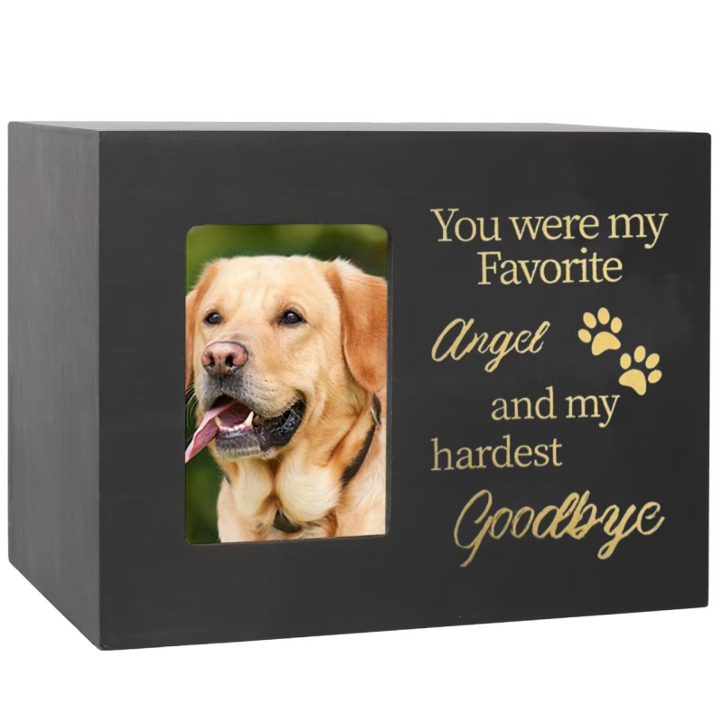 Pārrobežu tirgū pieprasīta koka mājdzīvnieku urna ar teksta rakstu, ko var izmantot kā urnu ar foto rāmi + eņģeļsunīti vai