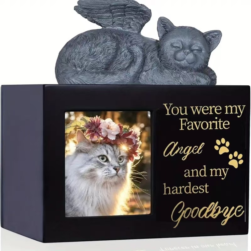 Pārrobežu tirgū pieprasīta koka mājdzīvnieku urna ar teksta rakstu, ko var izmantot kā urnu ar foto rāmi + eņģeļsunīti vai