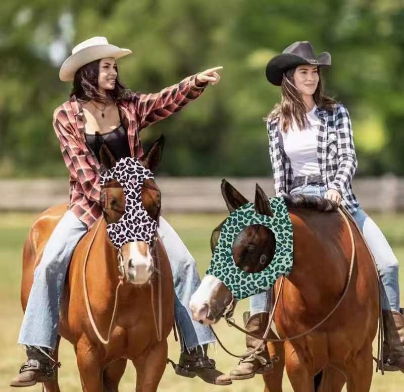 Gamykloje sandėlyje ir greitas pristatymas. Leopardo rašto arklio kaukė su tampria apsauga nuo uodų. Įvairūs spausdinti arklio galvos apdangalai. Jojimo reikmenys.