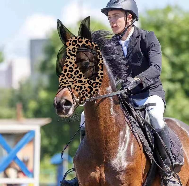 Gamykloje sandėlyje ir greitas pristatymas. Leopardo rašto arklio kaukė su tampria apsauga nuo uodų. Įvairūs spausdinti arklio galvos apdangalai. Jojimo reikmenys.