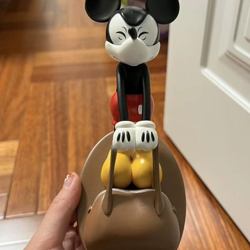 Armas ja loominguline kaabakas Miki, Donald Duck ja Woody uksepeatus multifilmi stiilis puurimata kodukaunistamine