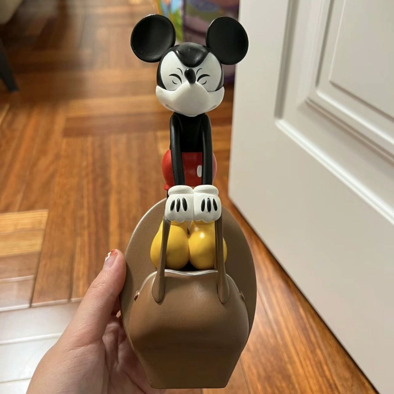 Armas ja loominguline kaabakas Miki, Donald Duck ja Woody uksepeatus multifilmi stiilis puurimata kodukaunistamine