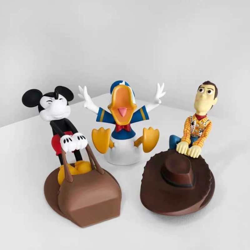 Armas ja loominguline kaabakas Miki, Donald Duck ja Woody uksepeatus multifilmi stiilis puurimata kodukaunistamine