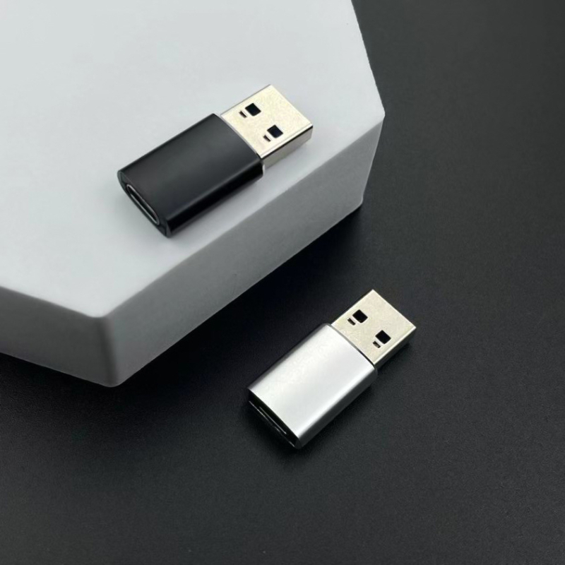 USB-C tipo jungties adapteris, jungiantis laikiklį prie TPC tipo jungties, 3.1 lizdo ir 2.0 jungties, 10 GB jungties, 3.1 lizdo ir 2.0 jungties, 10 GB jungties.