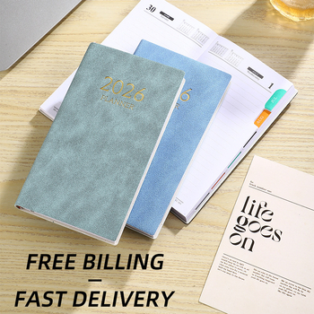 Laos olev 2026. aasta A6 formaadis ingliskeelne planeerija värvilise kuuindeksiga, paksendatud kalendriga, piiriülese teemapäevikuga