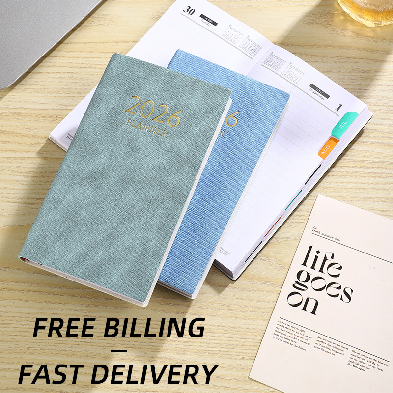 Laos olev 2026. aasta A6 formaadis ingliskeelne planeerija värvilise kuuindeksiga, paksendatud kalendriga, piiriülese teemapäevikuga