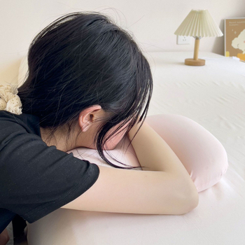 Maža pagalvėlė-snukučio pagalvėlė pradinių klasių mokiniams miegoti biuro darbo vietoje per pietų pertrauką, miegoti ant stalo, vaikiškas apkabinimas