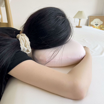 Maža pagalvėlė-snukučio pagalvėlė pradinių klasių mokiniams miegoti biuro darbo vietoje per pietų pertrauką, miegoti ant stalo, vaikiškas apkabinimas