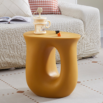 Mažas netaisyklingo stiliaus šiaurės šalių kavos staliukas, dizainerio stiliaus šoninis staliukas, kampinis staliukas mažam butui, kūrybingas U formos mažas kavos staliukas