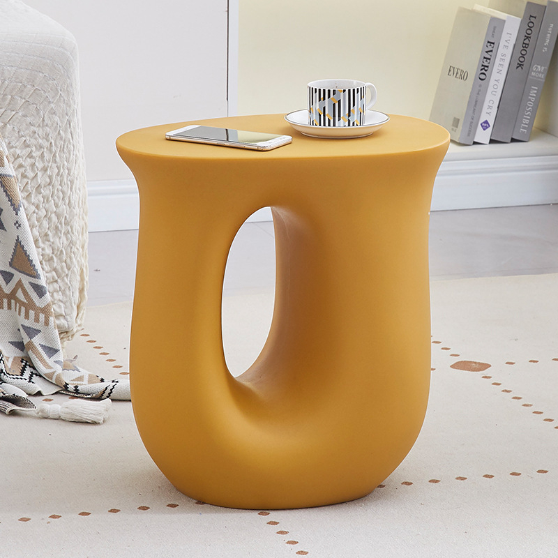 Mažas netaisyklingo stiliaus šiaurės šalių kavos staliukas, dizainerio stiliaus šoninis staliukas, kampinis staliukas mažam butui, kūrybingas U formos mažas kavos staliukas