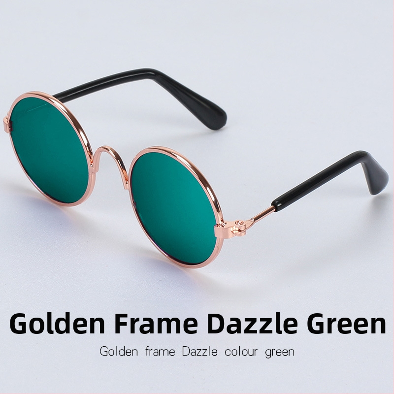 Tehase otsemüügis olevad kassiprillid, koeraprillid, kaisukaru iseloomuga naljakad peakatted, lemmikloomade aksessuaarid, kassiprillid laos.