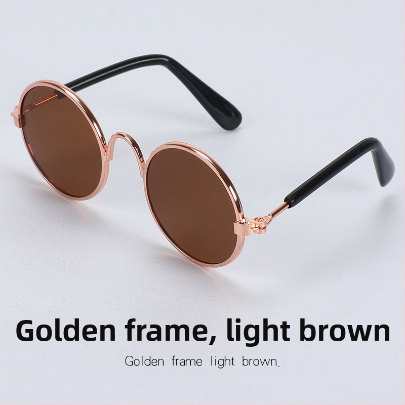 Tehase otsemüügis olevad kassiprillid, koeraprillid, kaisukaru iseloomuga naljakad peakatted, lemmikloomade aksessuaarid, kassiprillid laos.