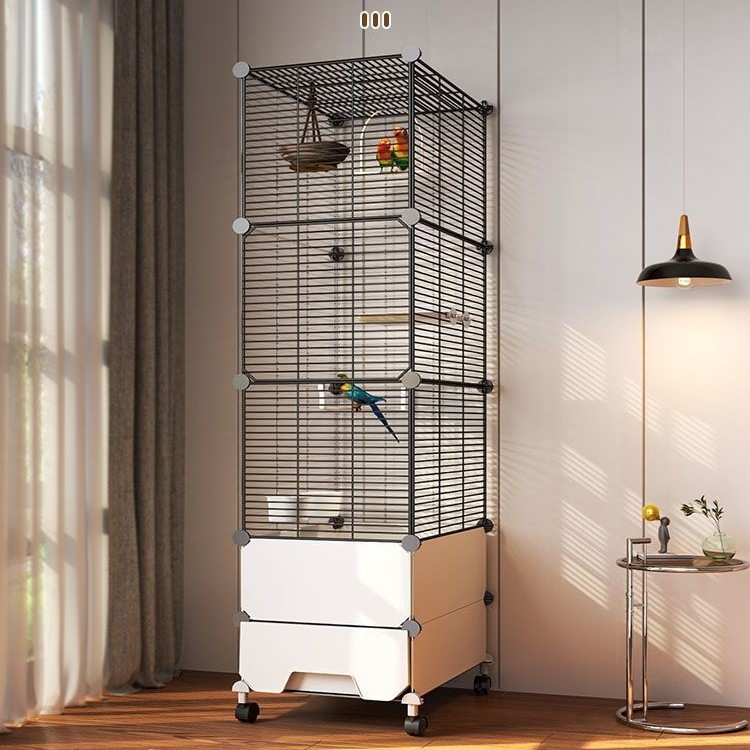 Suur pritsmekindel linnupuur papagoidele, kakaduudele, kuldnokkadele, suurtele müünidele, viirpapagoidele ja kanaarilindudele, luksuslik haljastusvilla