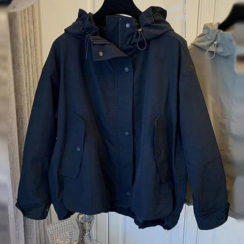 [Υλικό πολυεστέρα] Νέο design 2025 casual trench coat με χαλαρές ραφές και μεγάλες τσέπες με φερμουάρ, κοντό παλτό, μικρό