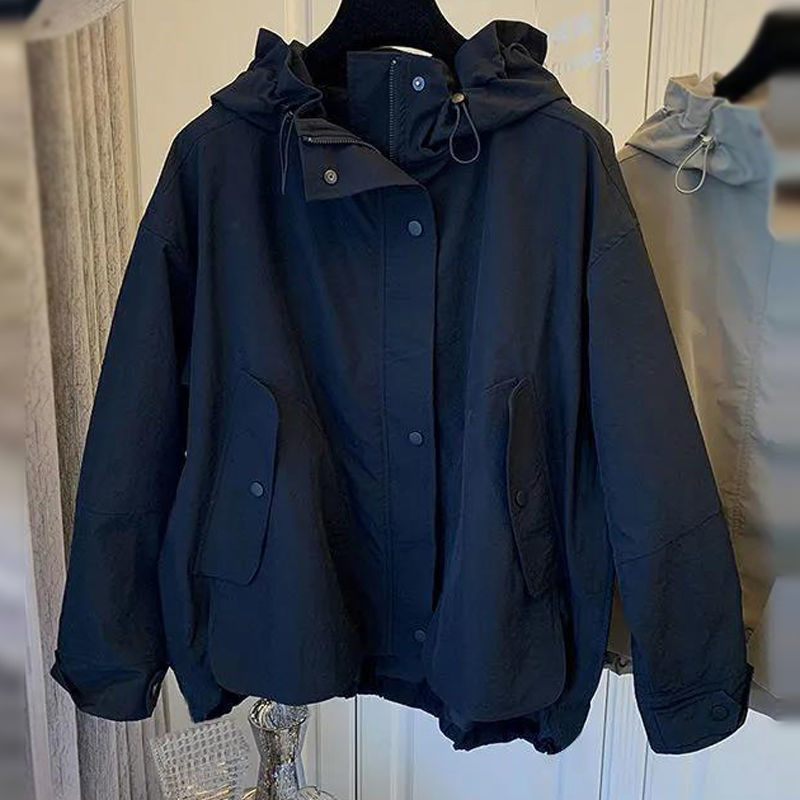 [Polüestermaterjal] 2025. aasta uue disainiga vabaaja lahtiste õmblustega suure taskuga lukuga trenšmantel, lühike mantel, väike