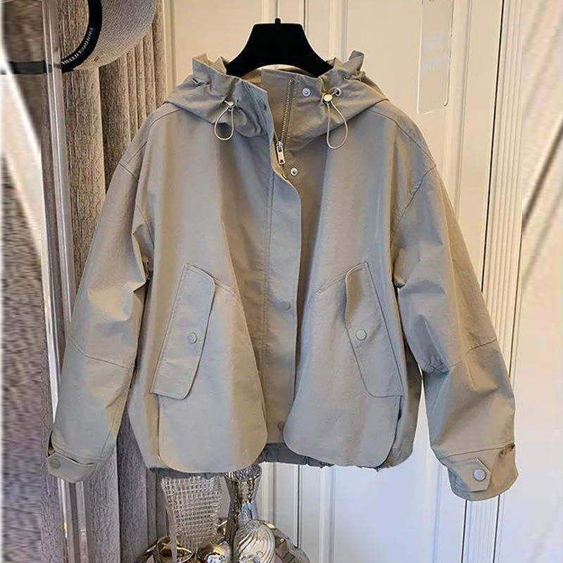 [Polüestermaterjal] 2025. aasta uue disainiga vabaaja lahtiste õmblustega suure taskuga lukuga trenšmantel, lühike mantel, väike