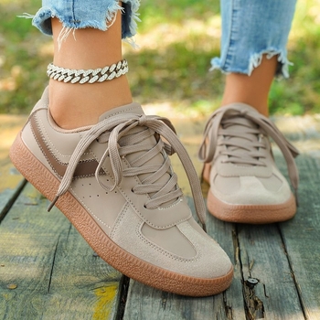 Retro vabaaja mitmekülgsed valged kingad naistele 2025. aasta kevad- ja sügismoe jaoks. Uued kerged paksu tallaga madala lõikega paeltega kinnitatavad moraalsed treeningkingad. Trendikad.